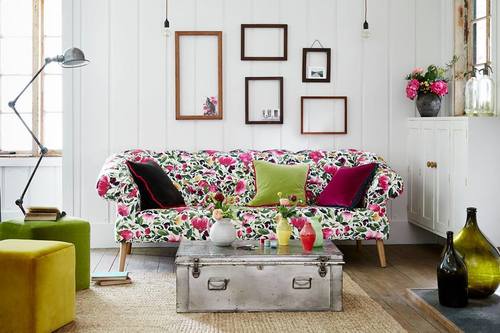 sofa z motywem kwiatowym 